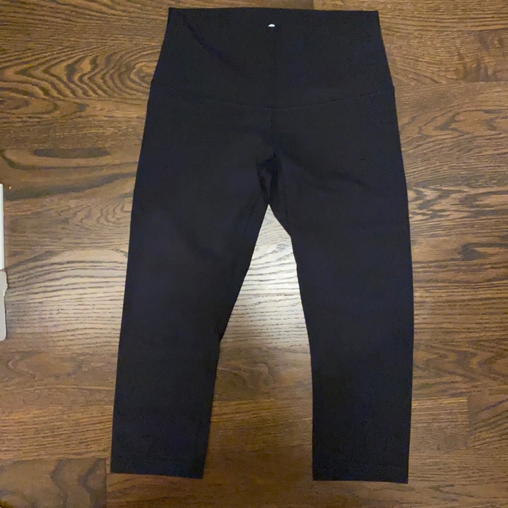 Lululemon wunder under black high rise crop. Size 8
